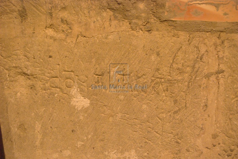 Inscripción en un sillar a la izquierda del vano de entrada a la cripta