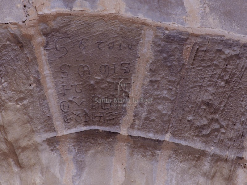 Inscripción grabada en la clave del arco triunfal
