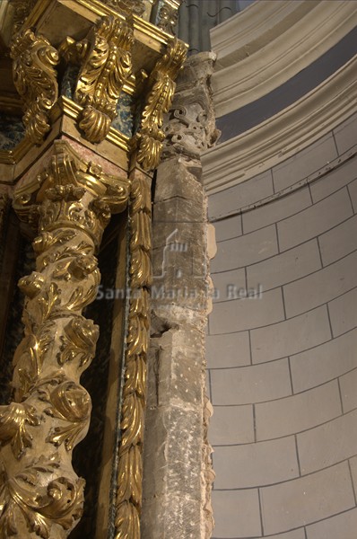 Detalle de pilastra poligonal románica en el ábside