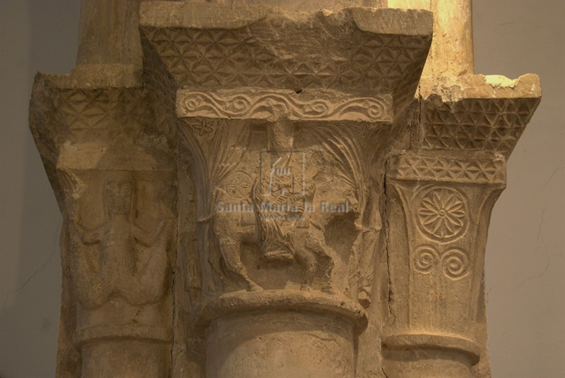 Grupo de capiteles del lado del evangelio del arco triunfal