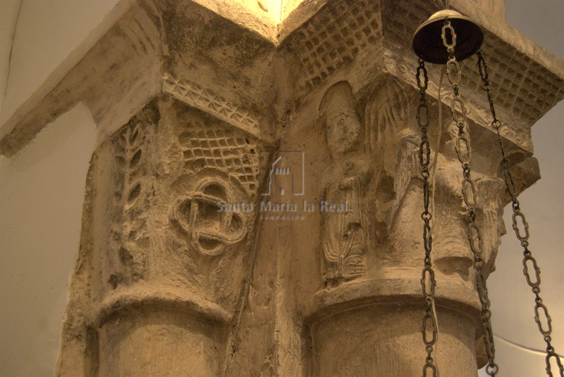 Detalle del grupo de capiteles del lado de la epístola del arco triunfal