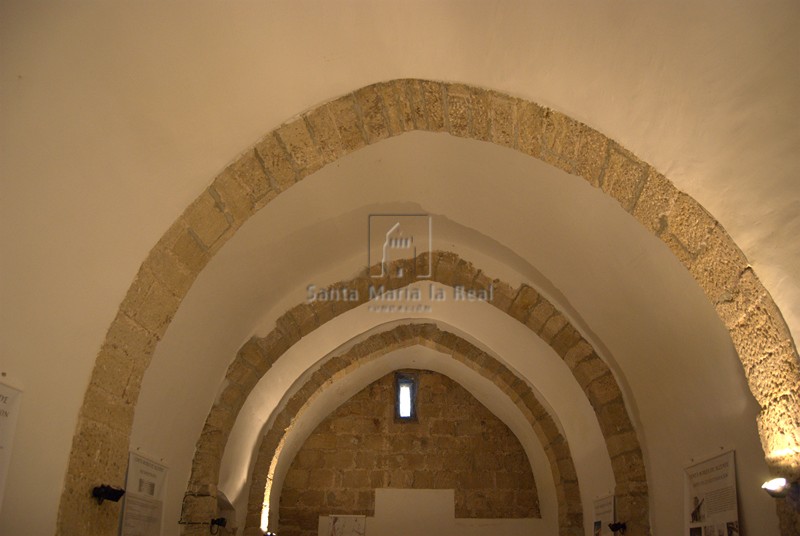 Interior, bóveda de cañón apuntada reforzada por fajones