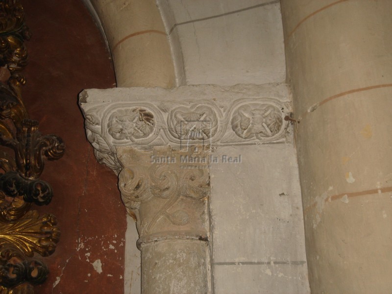 Capitel de la arquería ciega del ábside central de la iglesia alta