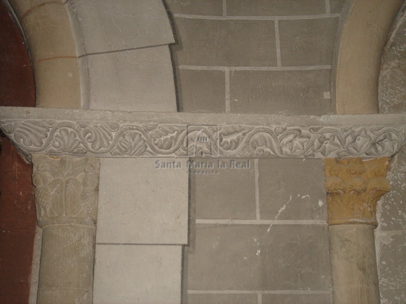 Capiteles de la arquería ciega del ábside central de la iglesia alta