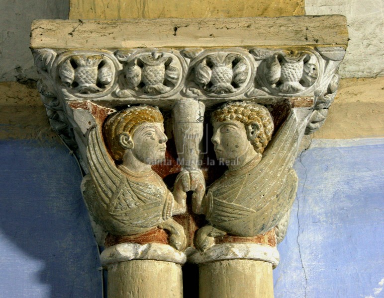 Capitel doble del lador sur del arco triunfal, en la cripta