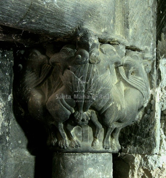 Capitel de la ventana axial de la cripta