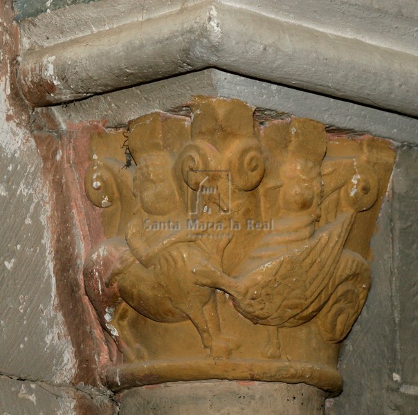 Capitel de la arquería ciega del ábside central de la iglesia alta