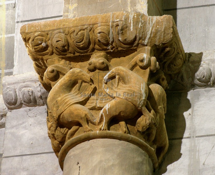 Capitel sur del arco triunfal, en la iglesia alta
