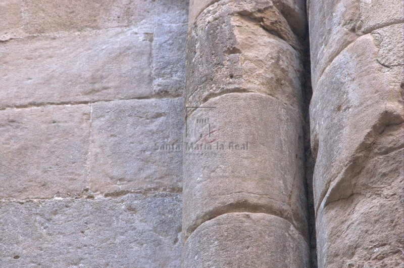 Marca de cantero en el fuste de una de las columnas adosadas del ábside