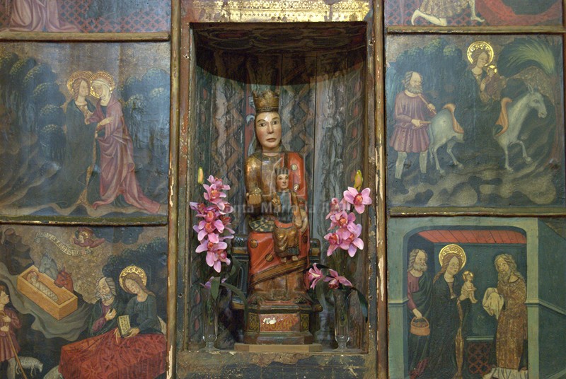 Detalle detablo gótico con talla de la Virgen de la Pardina románica