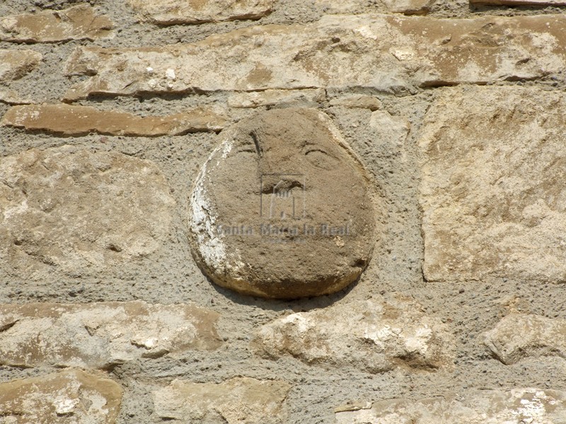 Detalle de máscara en el muro meridional