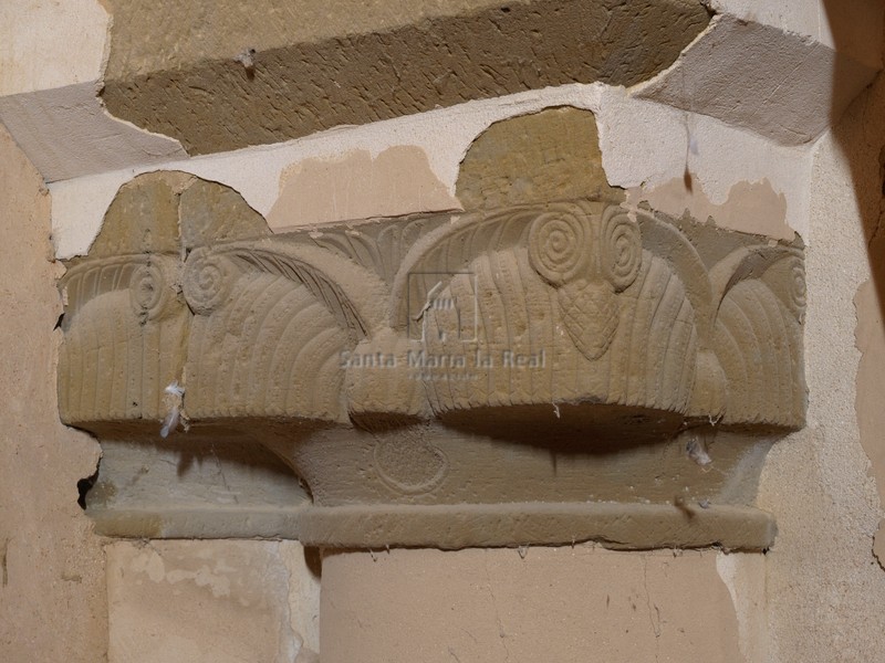 Capiteles de acceso a la capilla norte