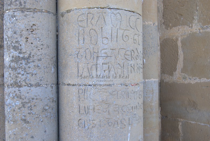 Inscripción en la columna norte de la portada