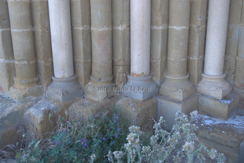 Basas de las columnas de la portada