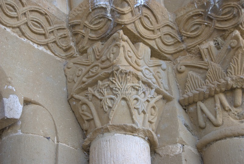 Capiteles vegetales de la portada occidental