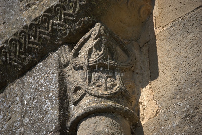 Capitel de una columnilla de uno de los vanos del ábside