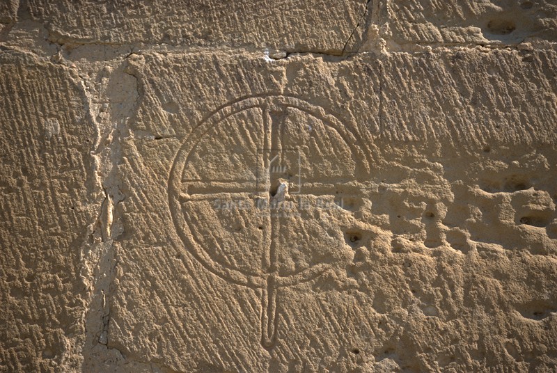 Detalle de la inscripción funeraria en el muro sur