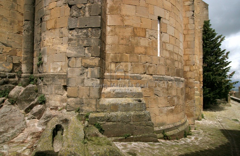 Detalle de la zona inferior de la cabecera de la iglesia baja