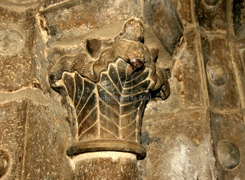 Capitel de la portada de acceso a la iglesia baja