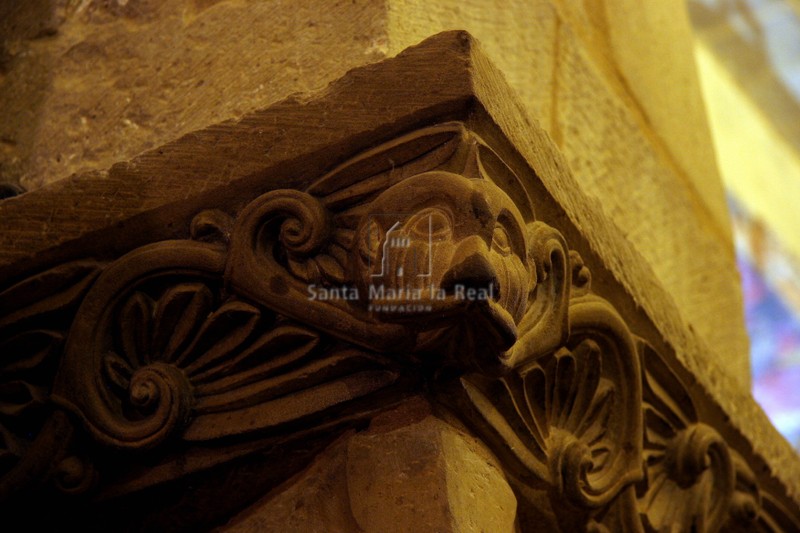 Cimacio de uno de los capiteles de la embocadura del ábside en la iglesia baja
