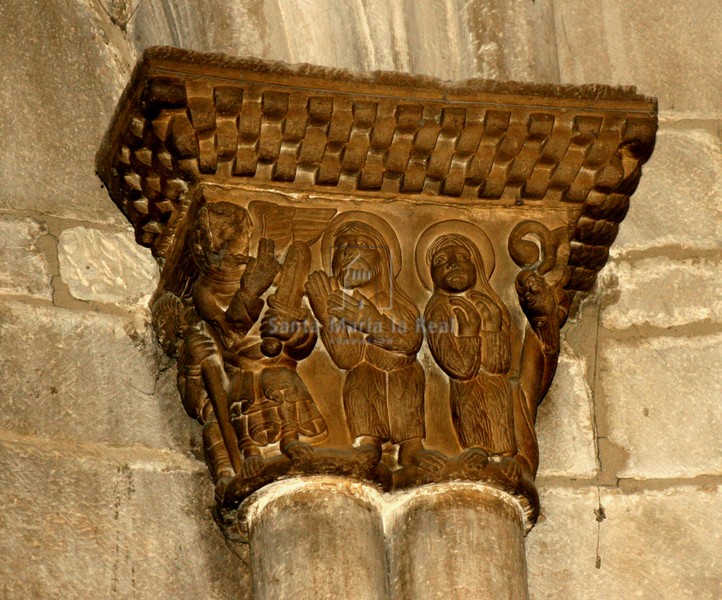 Capitel del ábside central en la iglesia alta