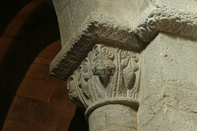 Capitel vegetal de la nave en la iglesia alta