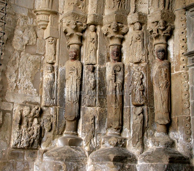 Estatuas-columna del lado izquierdo de la portada norte