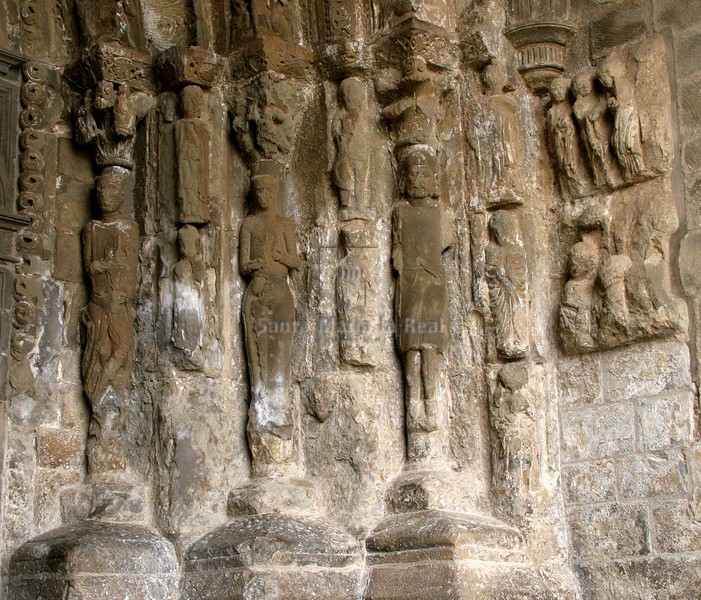Estatuas-columna del lado derecho de la portada norte