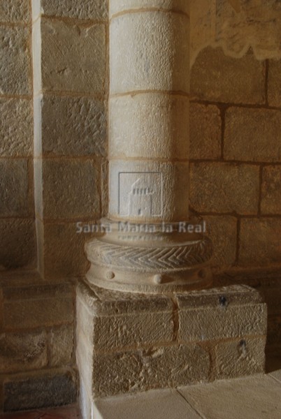 Basa de una de las columnas de la cabecera