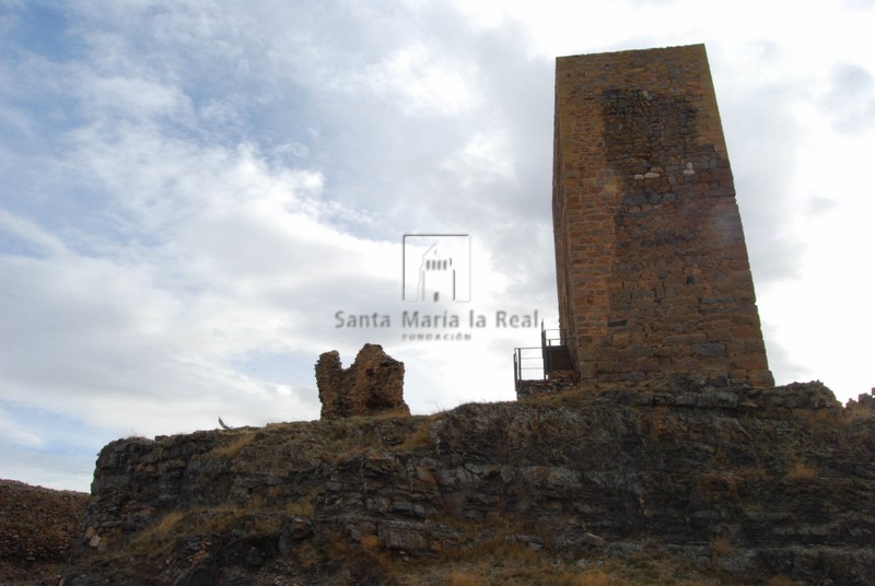 Torre del homenaje y restos del recinto que la envolvía del siglo XII