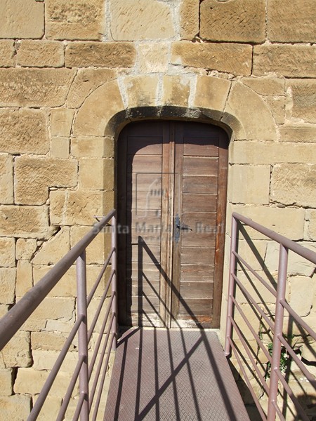 Puerta de acceso en el primer piso en el muro sur de la torre del homenaje