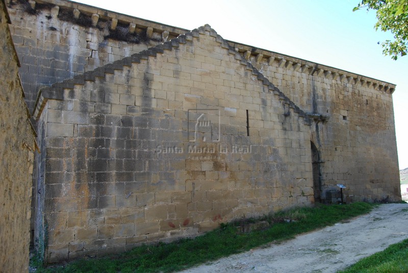 Capilla rectangular en el muro norte