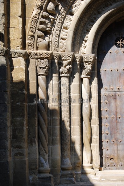 Grupo de columnas del lado izquierdo de la portada sur