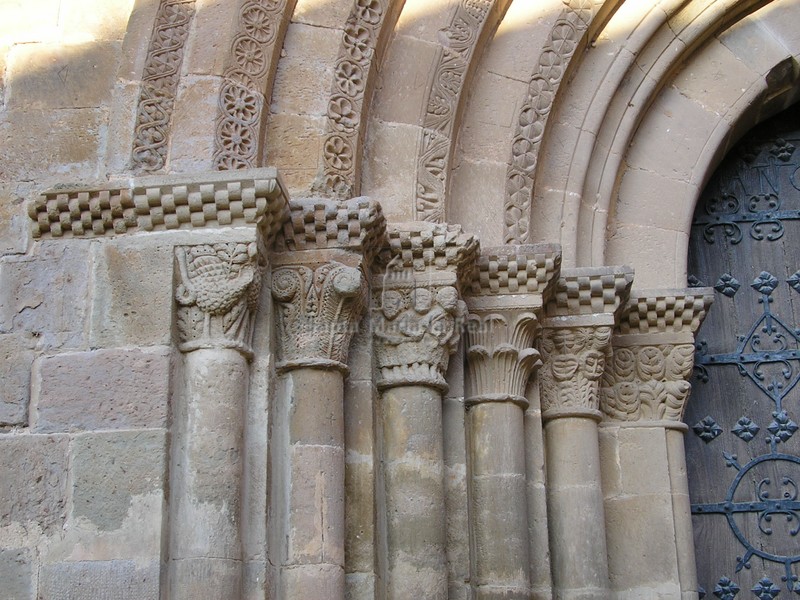 Capiteles del lado norte la portada occidental de la iglesia