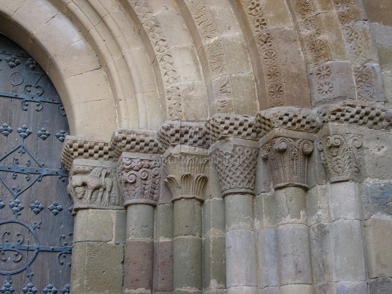 Capiteles del lado sur la portada occidental de la iglesia