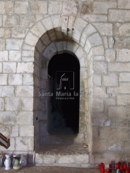 Acceso a la torre desde el interior de la ermita