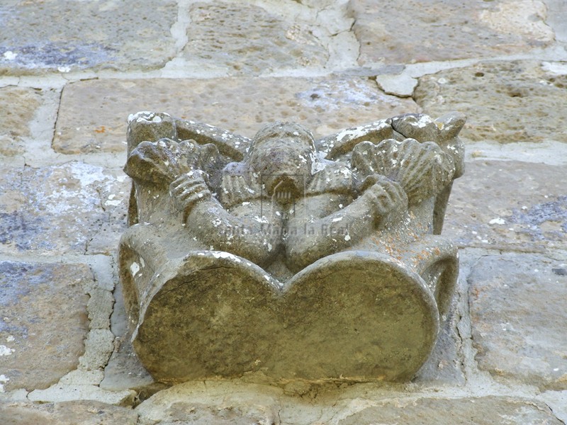 Capitel doble en el centro de la fachada de poniente